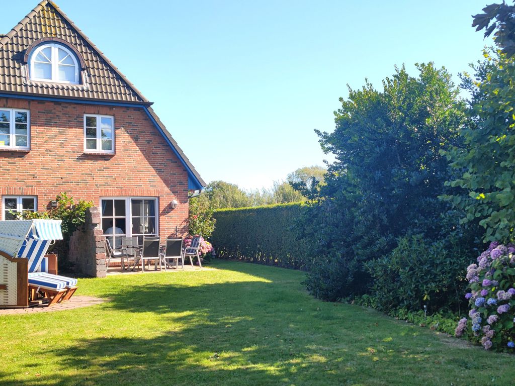Hausansicht mit großen Garten