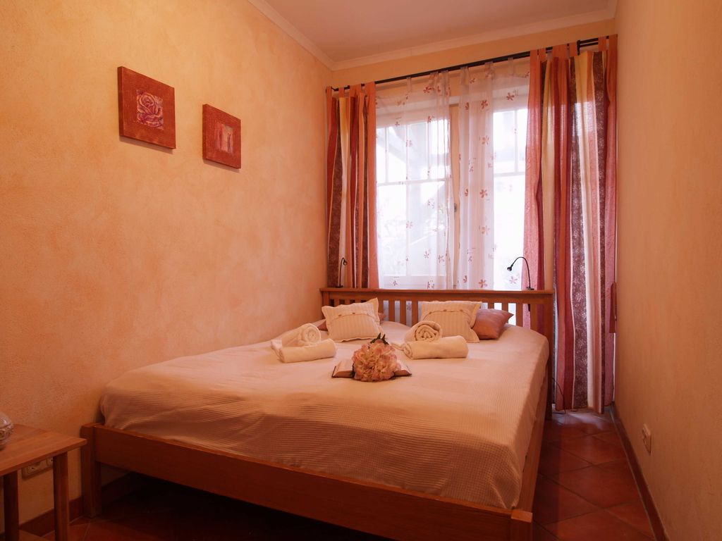 Das 2. Schlafzimmer mit französischem Bett und Zugang zur Terrasse