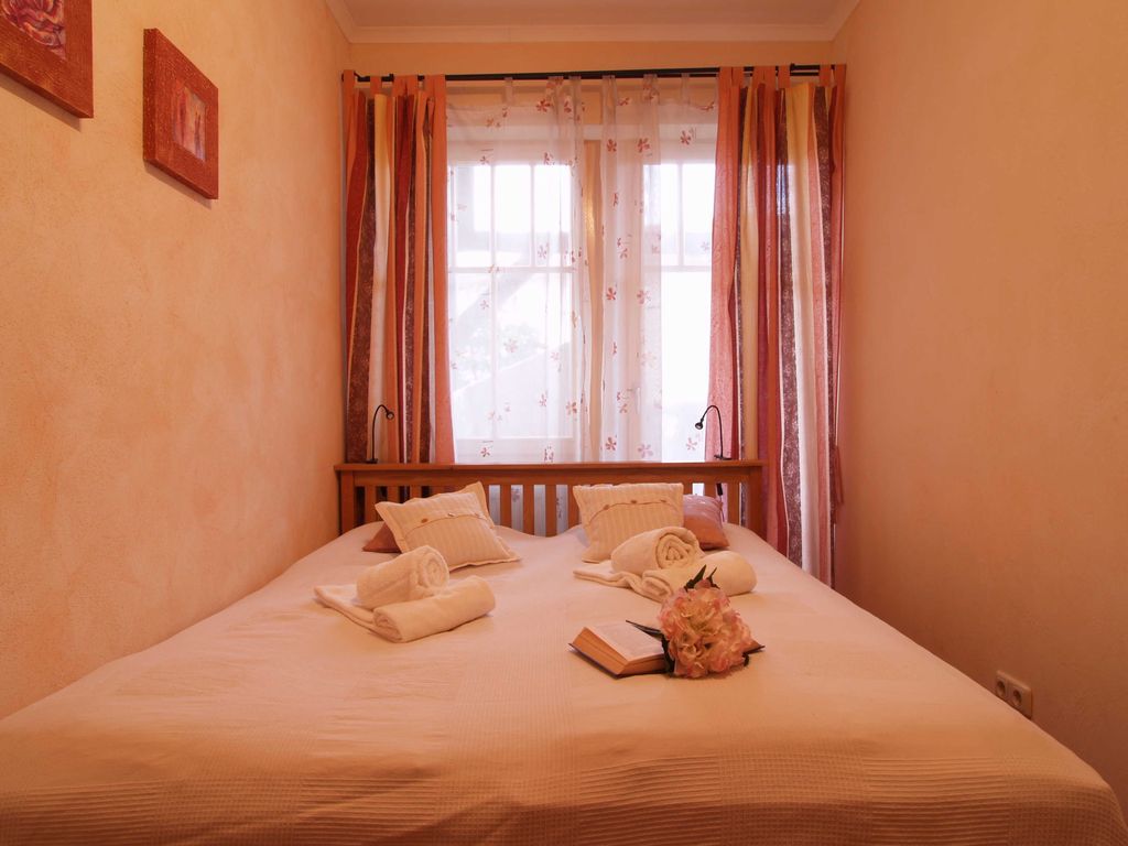 Das 2. Schlafzimmer mit französischem Bett und Zugang zur Terrasse