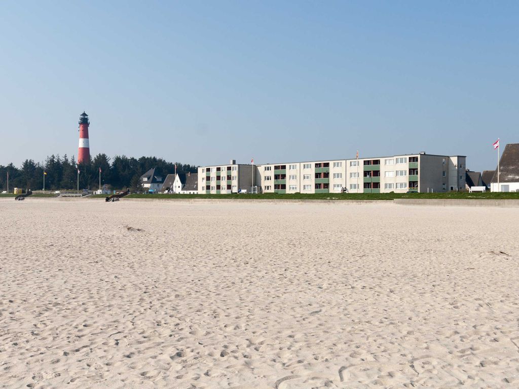 Residenz am Meer in Hörnum auf Sylt: Blick vom Strand auf die Wohnanlage, im Hintergrund der Hörnumer Leuchtturm