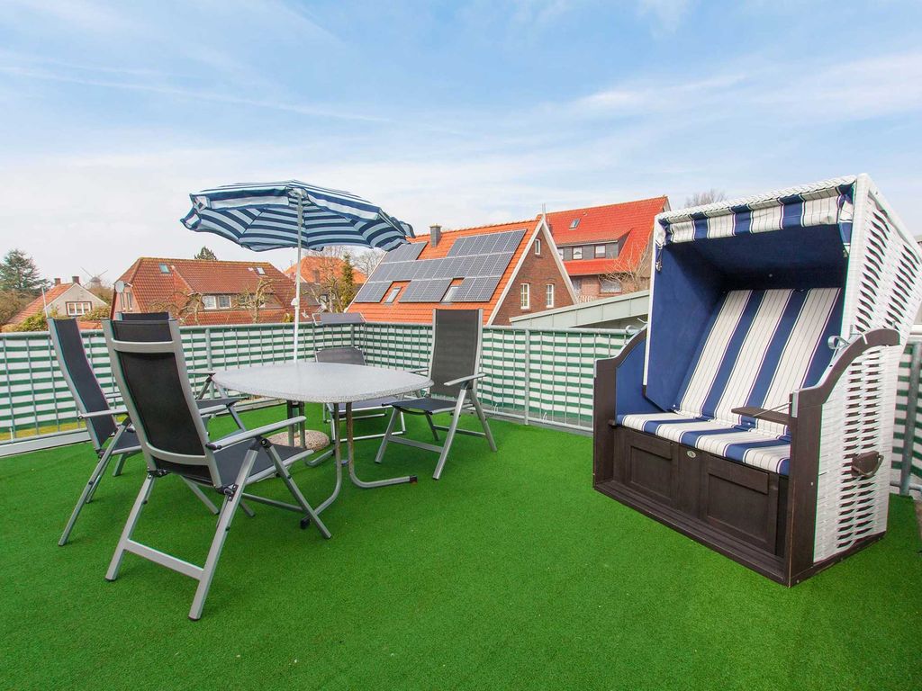 Große Terrasse mit Strandkorb