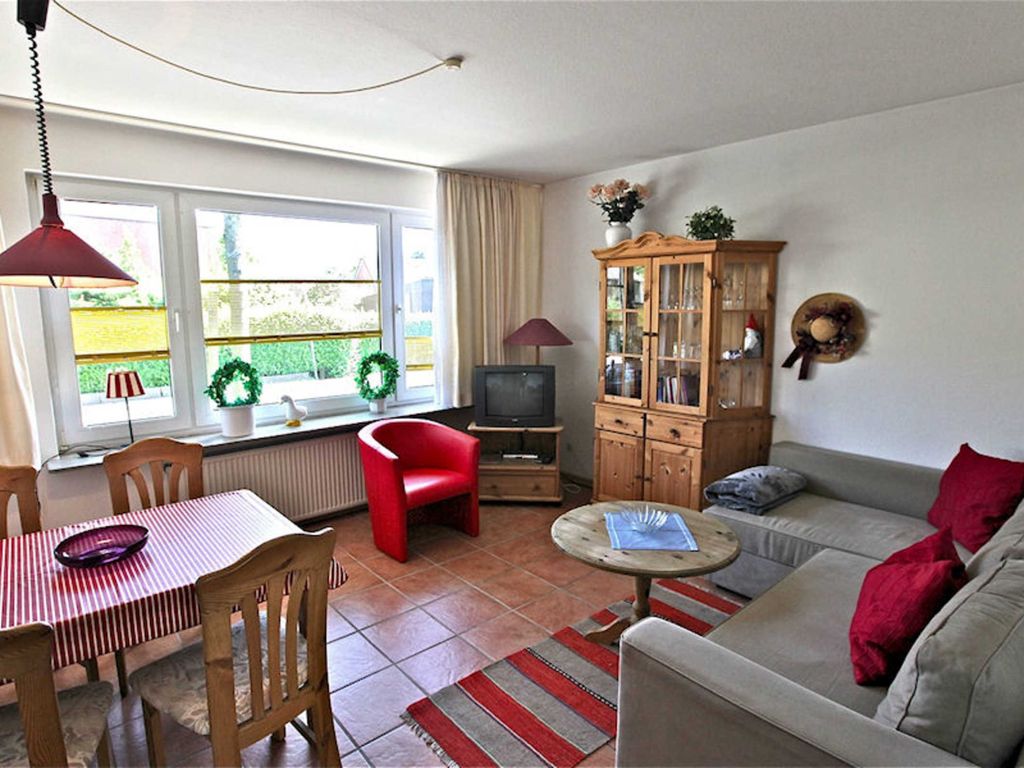 Wohnzimmer mit Couch und Eßecke