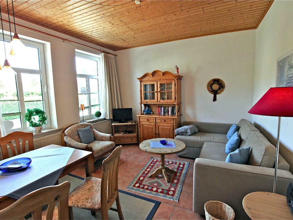 Wohnraum mit Couchgarnitur und Eßecke