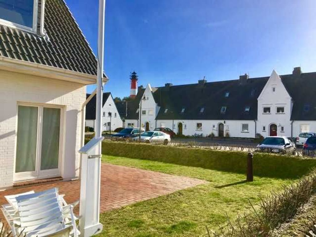 Gartenaussicht mit Blick zum Leuchtturm