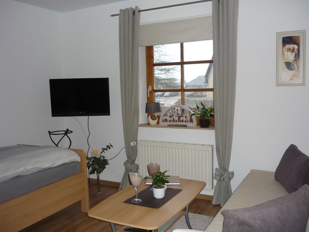 Schlafzimmer m. Einzelbett u. Schlafsofa mit TV