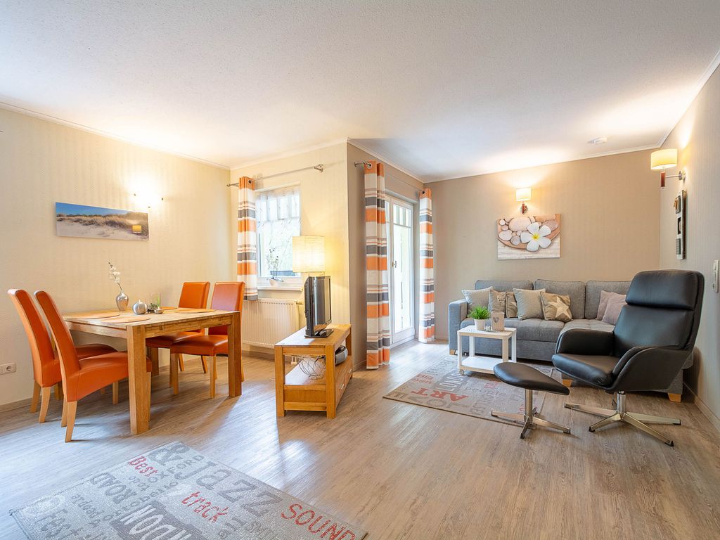 Der helle offene Wohnraum mit Zugang zum Balkon
