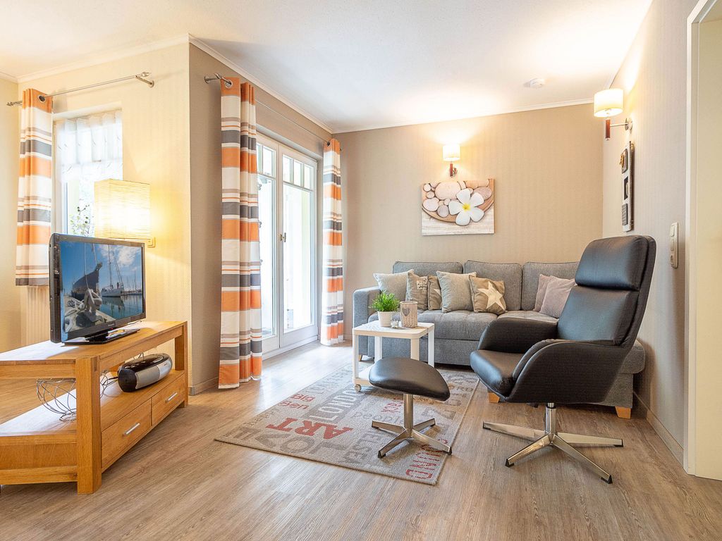 Der helle offene Wohnraum mit Zugang zum Balkon