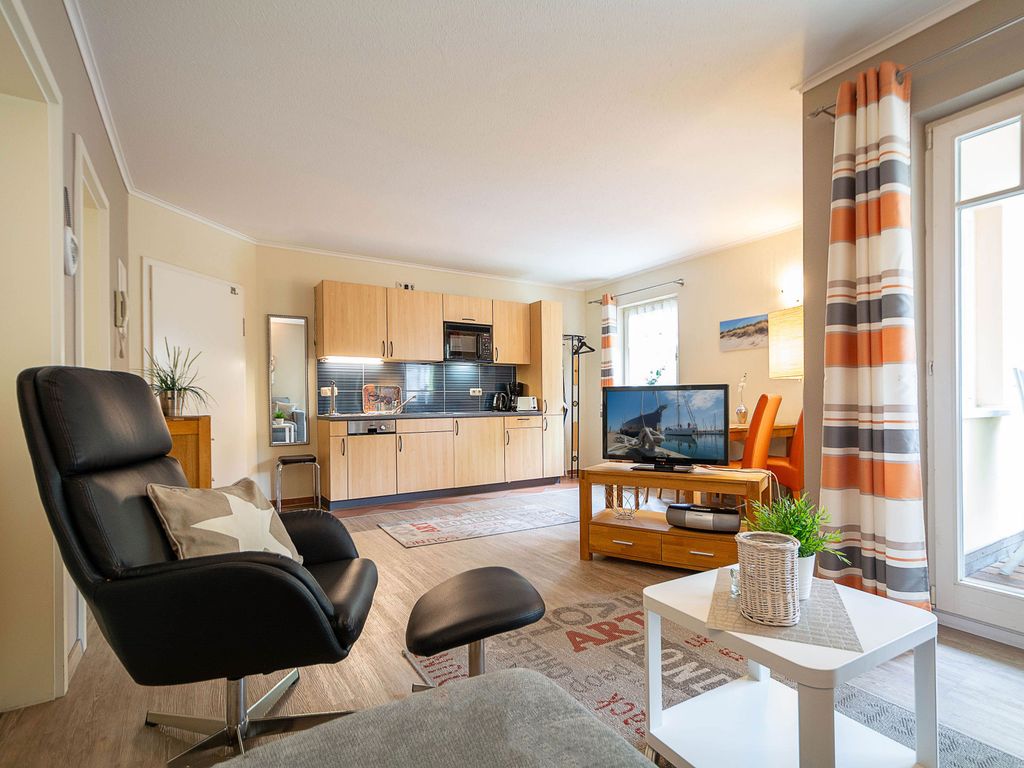 Der helle offene Wohnraum mit Zugang zum Balkon