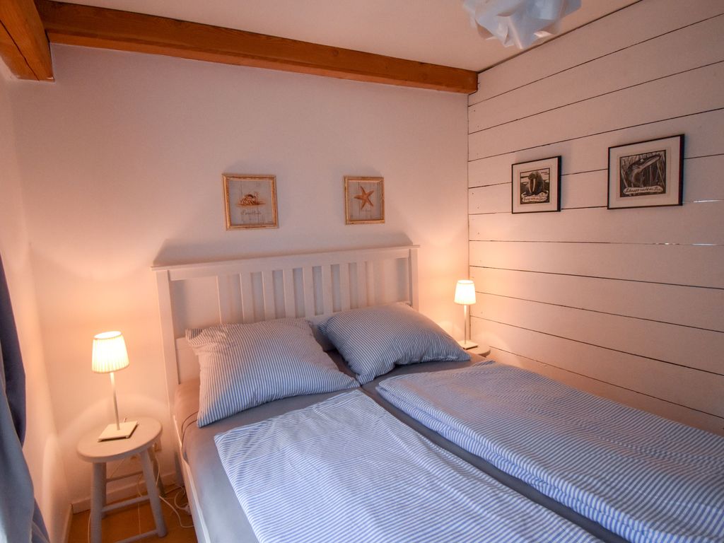Schlafzimmer 1 mit großem französischem Bett