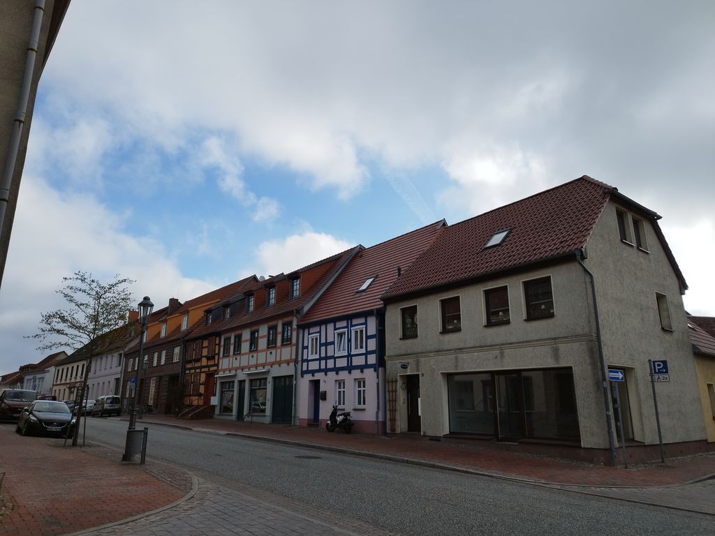 Zentral in der bunten Stadt am kleinen Meer