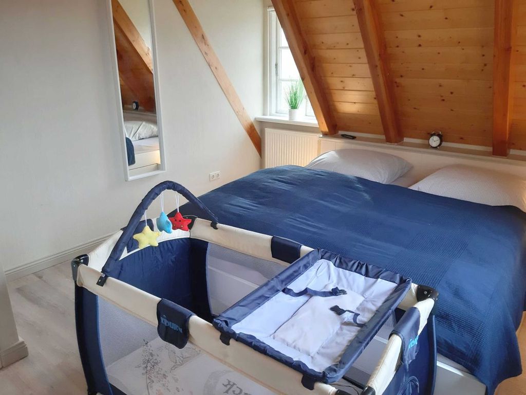 Elternschlafzimmer mit Platz für ein Babyreisebett