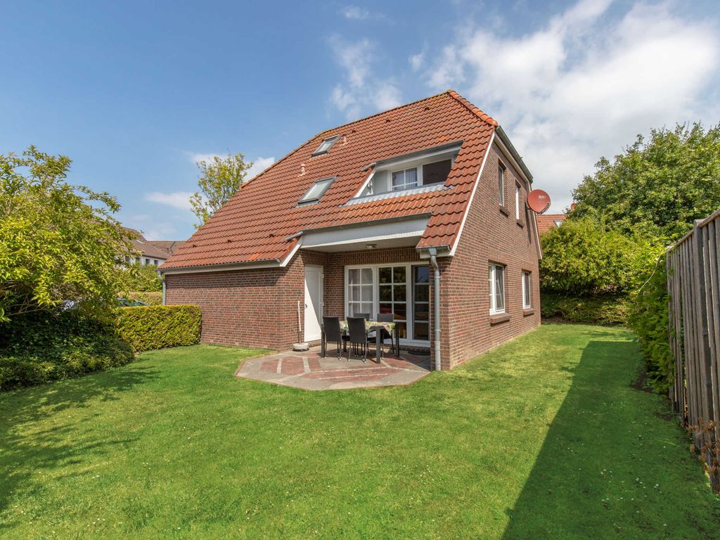 Hausansicht mit Terrasse und Garten
