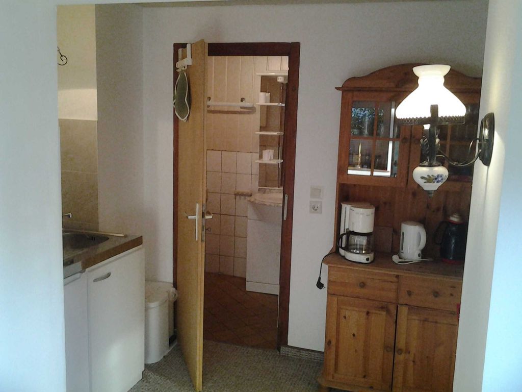 Miniküche mit Blick ins Bad