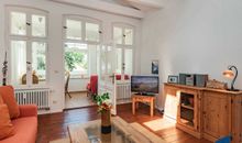 Wohnzimmer mit Zugang zur Verranda und Terrasse