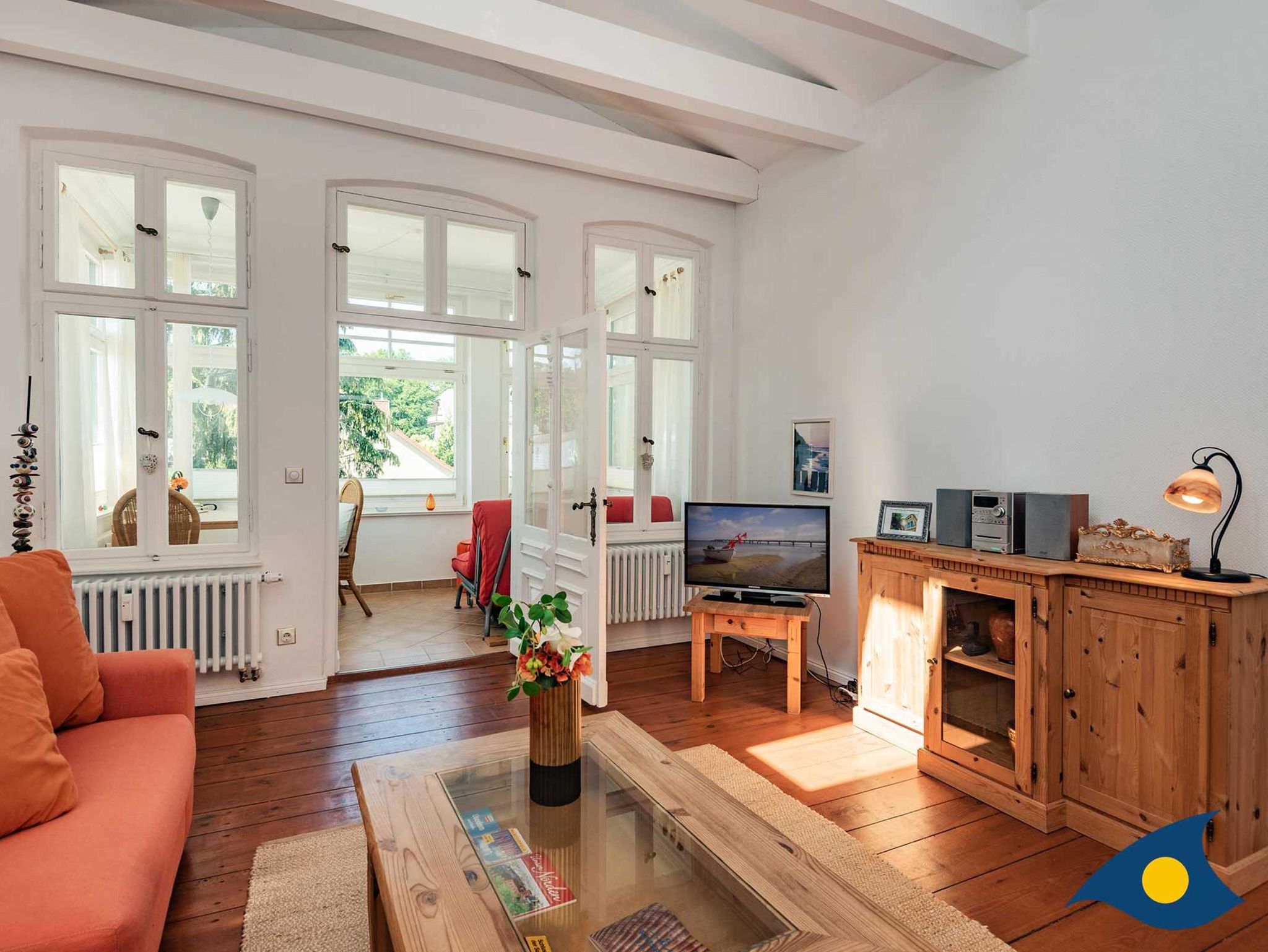 Wohnzimmer mit Zugang zur Verranda und Terrasse