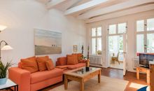 Wohnzimmer mit Zugang zur Verranda und Terrasse