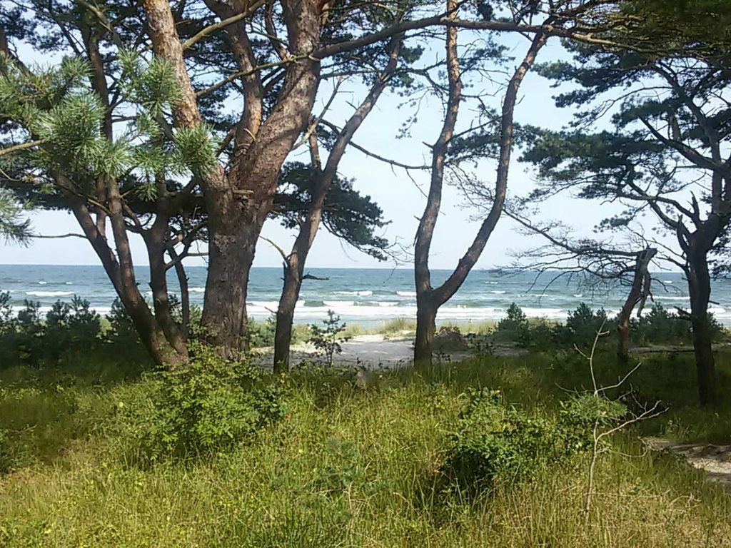 Blick vom Außenpool zum Strand