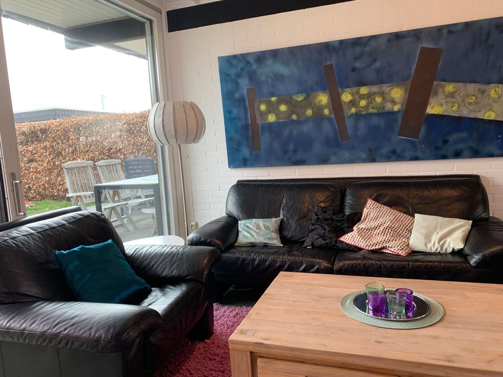 Der großzügige Wohnraum mit bequemem Sofa und Platz für die gesamte Familie.