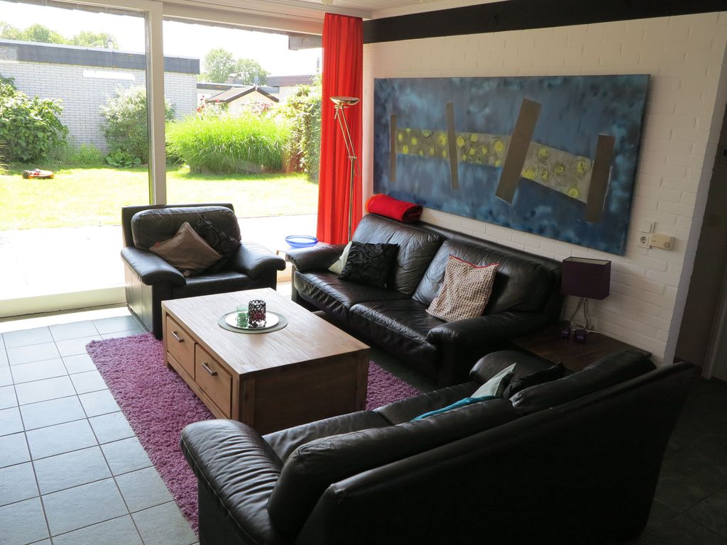 Der großzügige Wohnraum mit bequemem Sofa und Platz für die gesamte Familie.