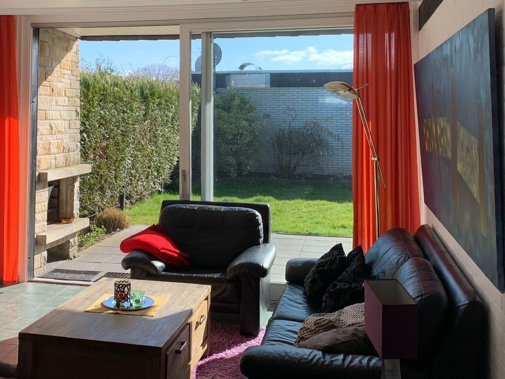 Vom Wohnzimmer gelangt man stufenlos auf die Terrasse und in den gepflegten Garten.