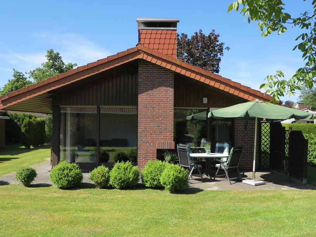 Das schöne Ferienlandhaus Schäfer in Tossens mit großem Garten und nach Süden ausgerichteter Terrasse.