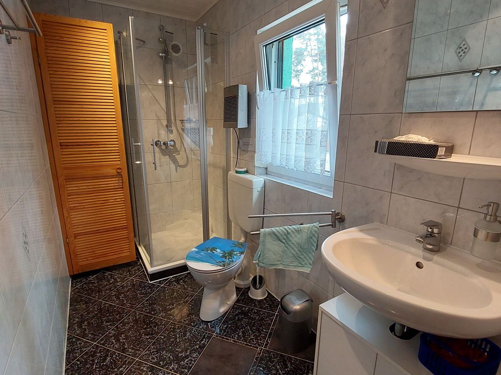 Bad mit Dusche und WC