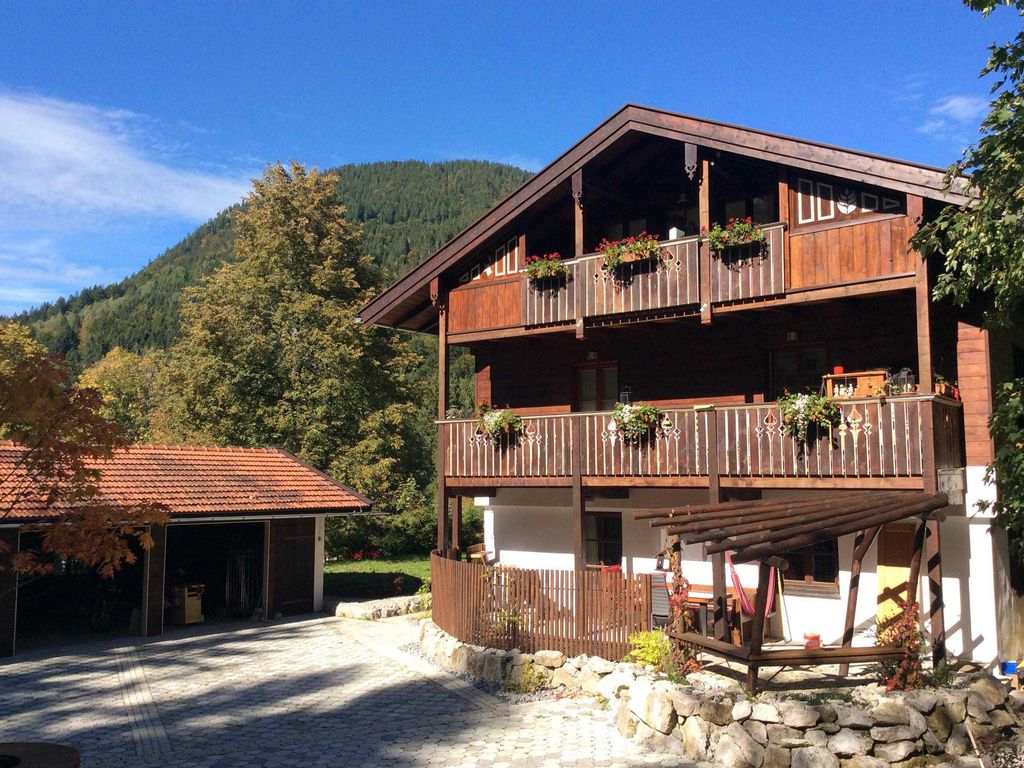 Süd Hausansicht,  Garagen und Bike/Ski Abstellraum.