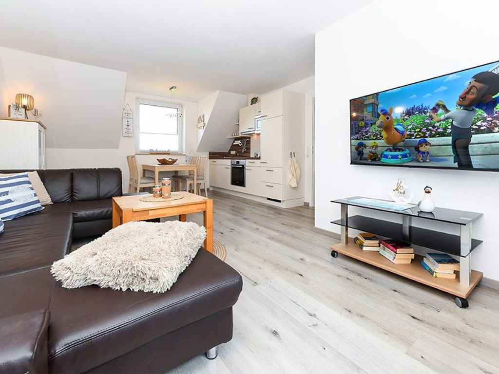 Wohnzimmer mit integriertem Küchenbereich