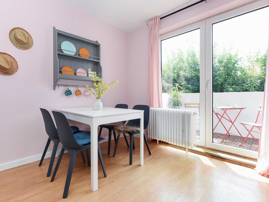 Wohnzimmer mit integriertem Küchenbereich