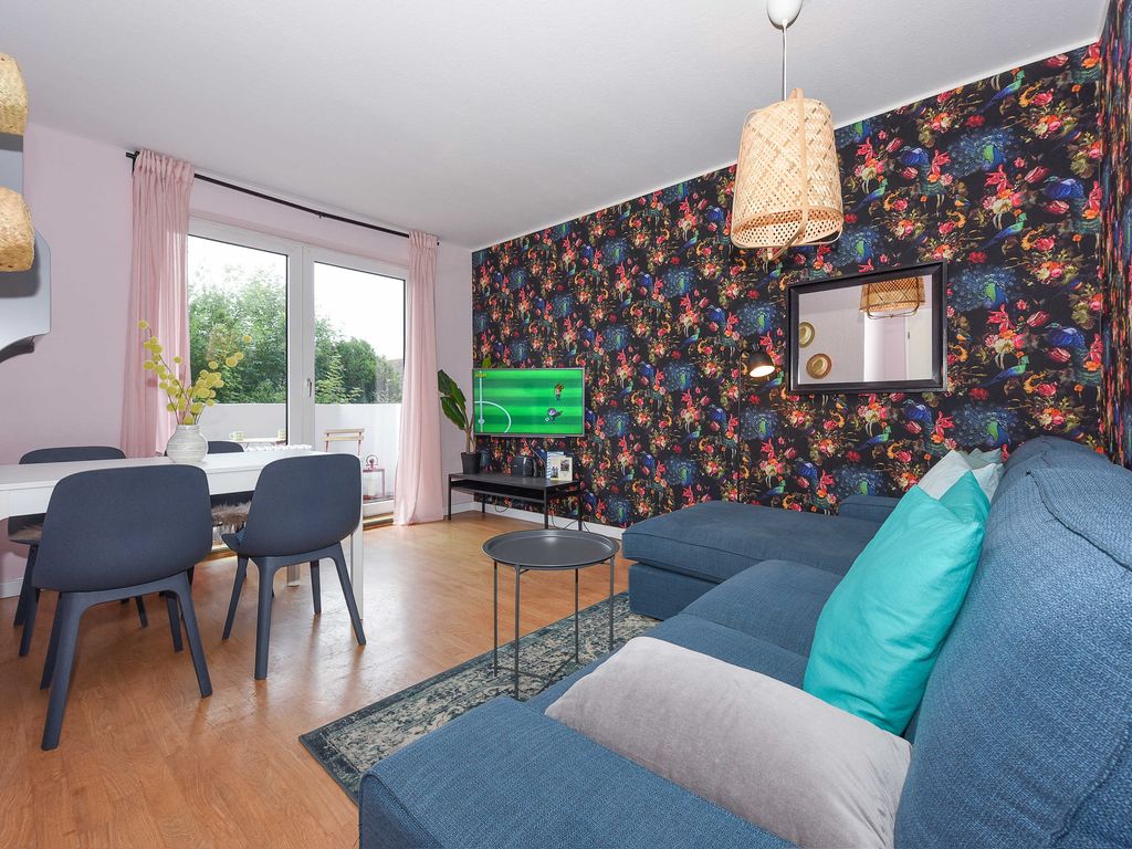 Wohnzimmer mit integriertem Küchenbereich