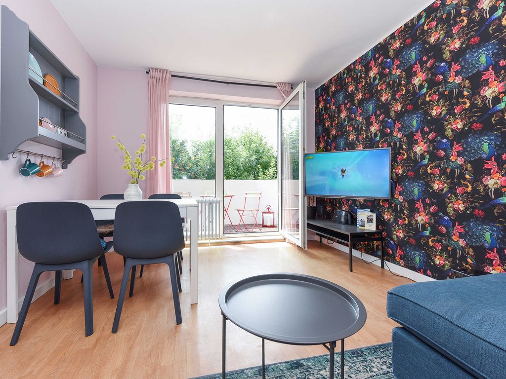 Wohnzimmer mit integriertem Küchenbereich