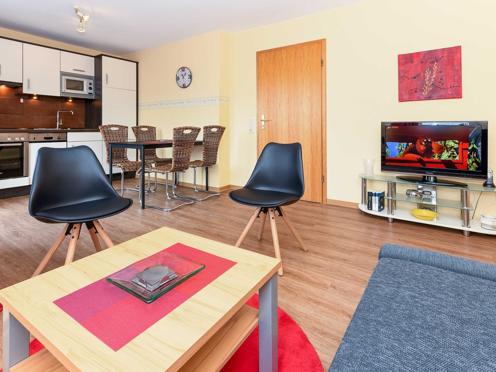 Wohnzimmer mit integriertem Küchenbereich