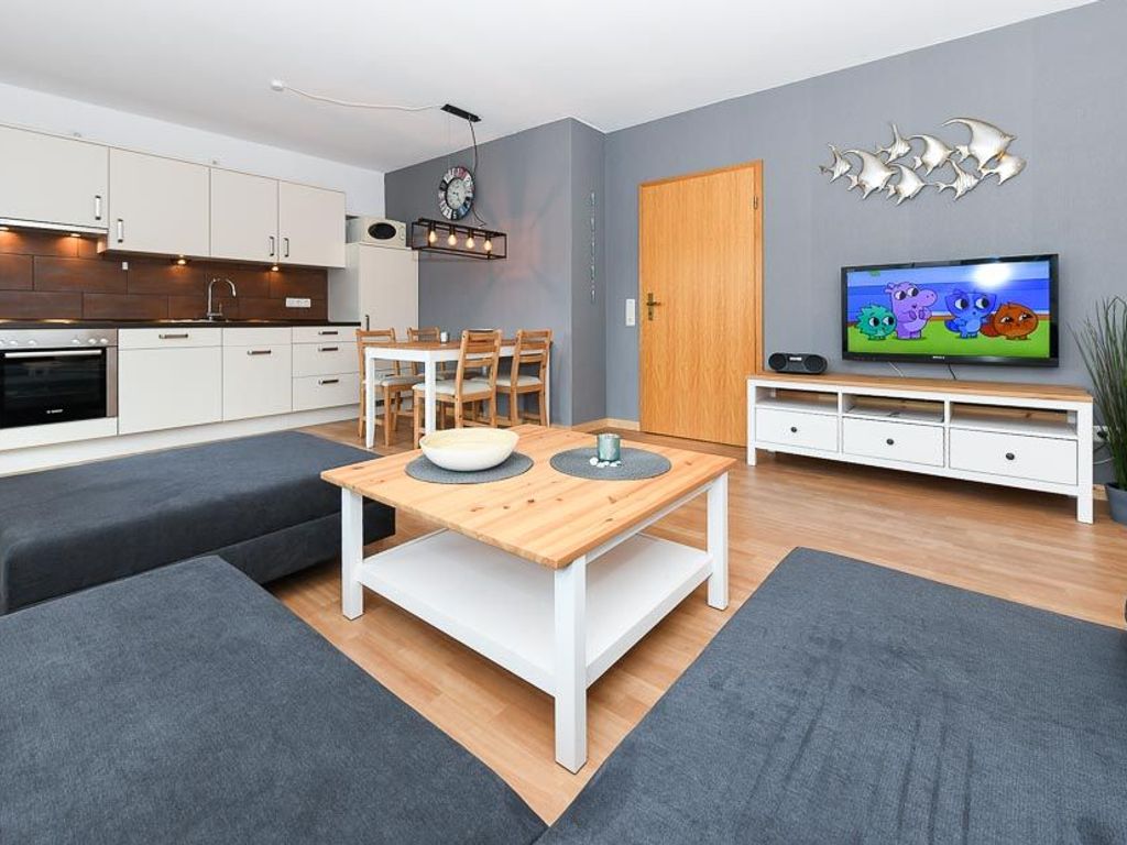 Wohnzimmer mit integriertem Küchenbereich