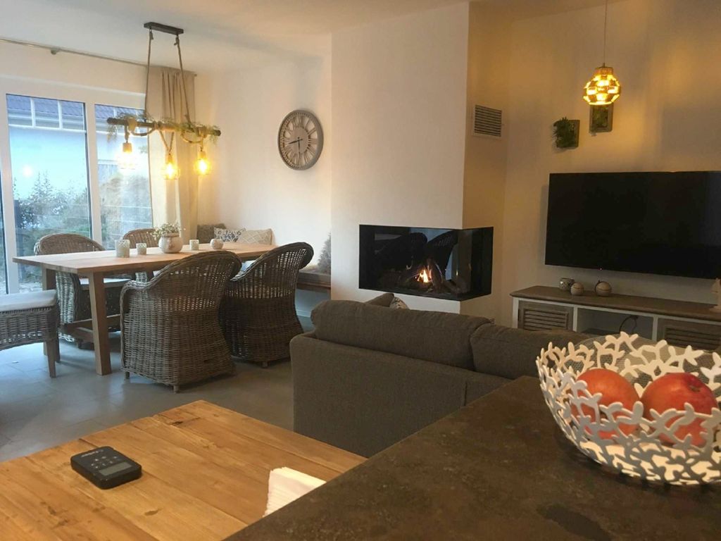 Wohnbereich mit Kamin und TV