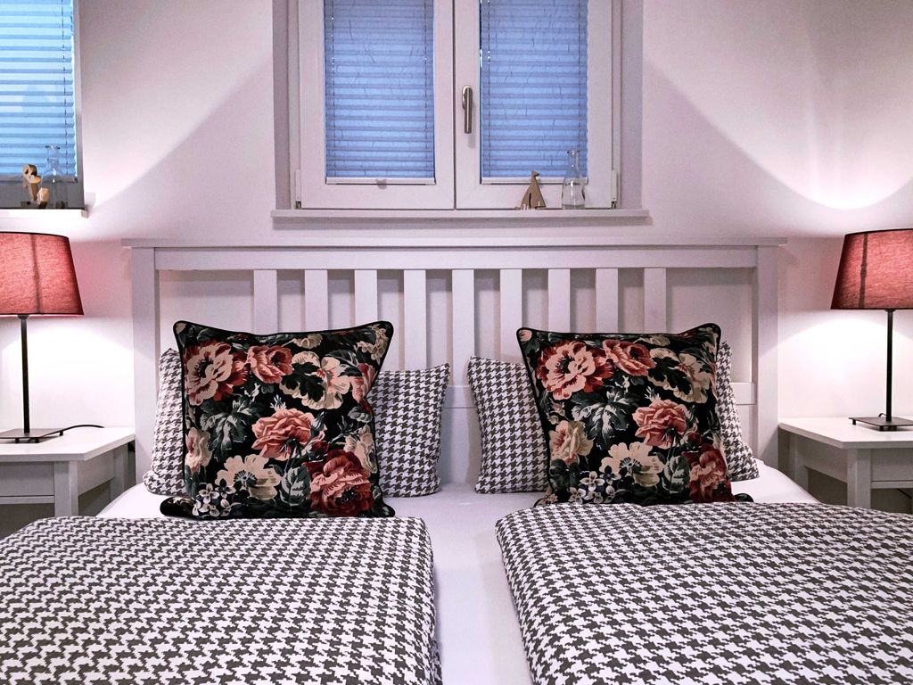 Schlafzimmer mit Doppelbett 1,80x 2,00 m