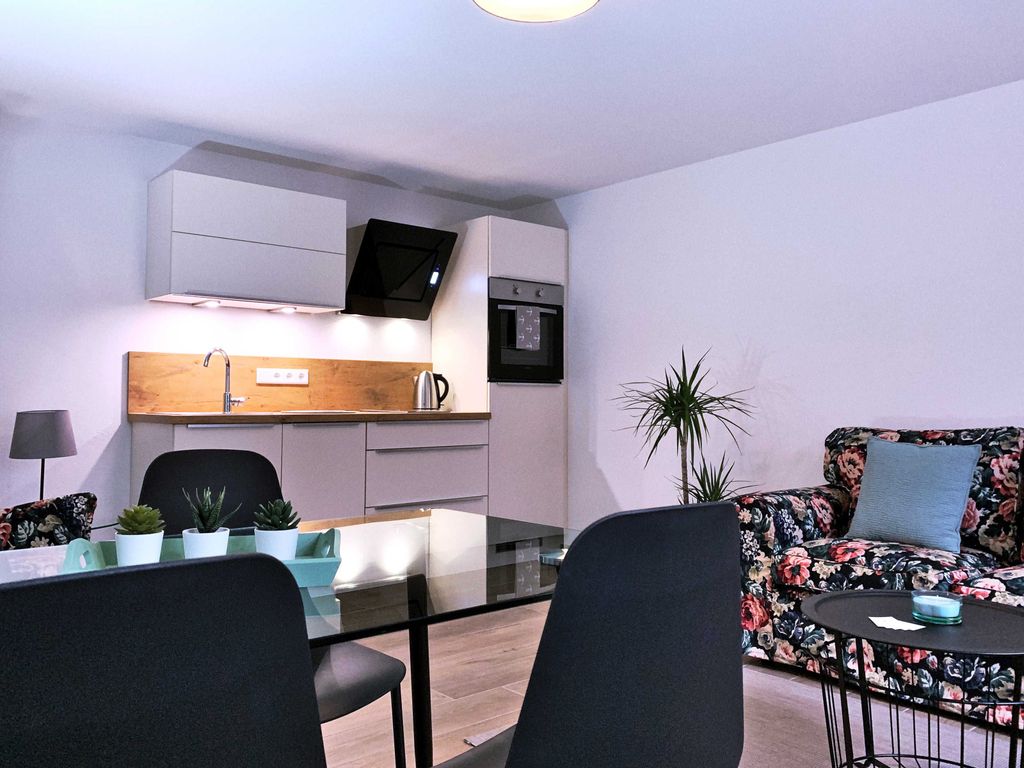 Wohnzimmer mit offener Küchenzeile