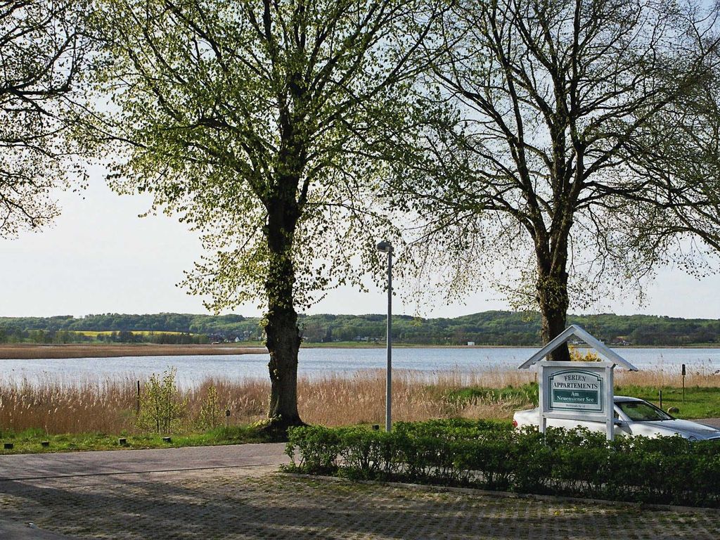 Zufahrt zur Anlage mit Sicht auf den See