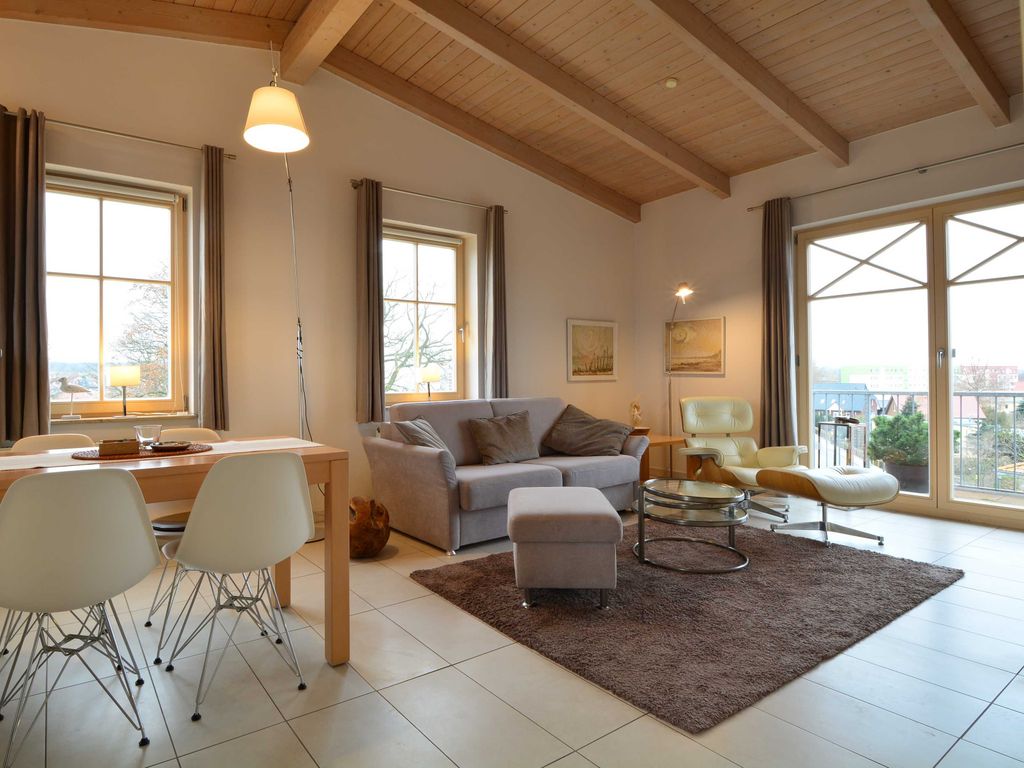 Das gemütliche Wohnzimmer mit Zugang zum Balkon