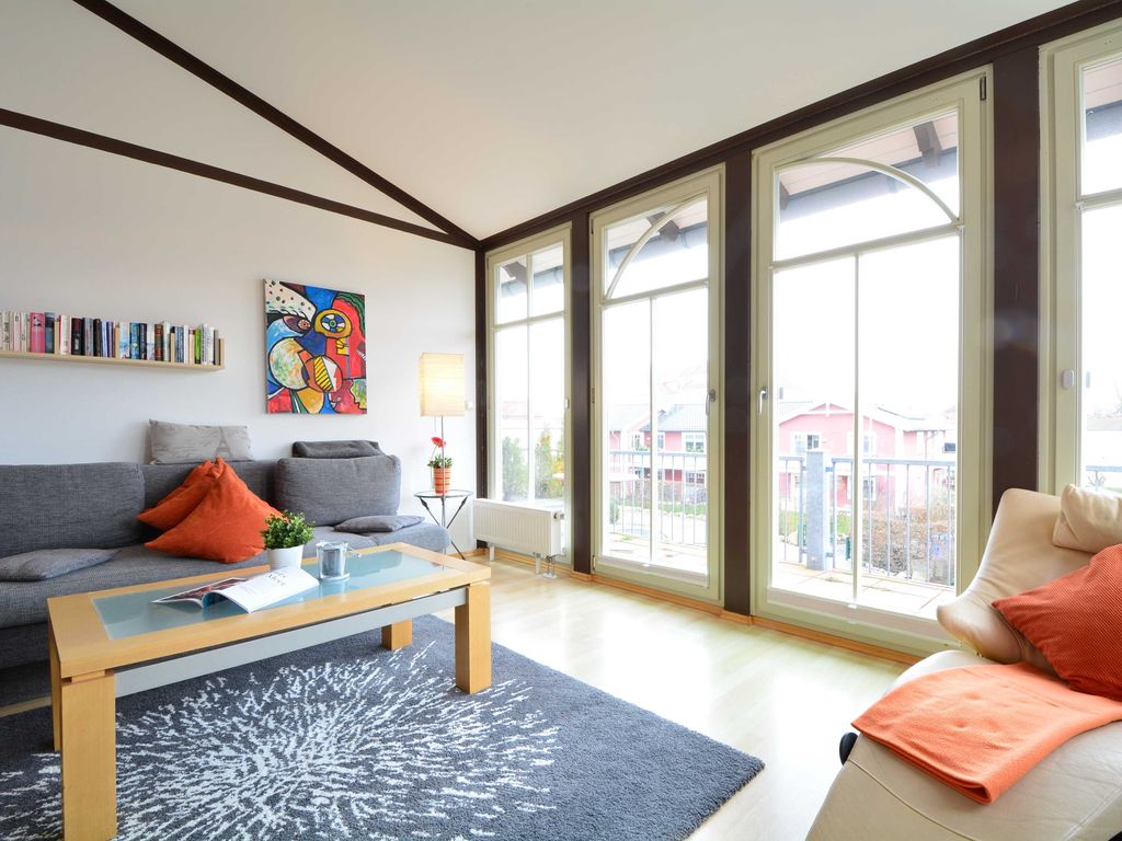 Der Wohnbereich mit Zugang zum Balkon