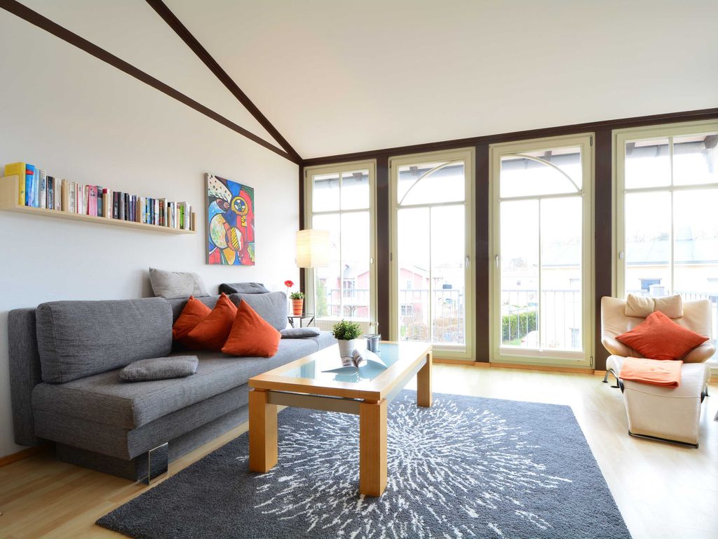 Der Wohnbereich mit Zugang zum Balkon