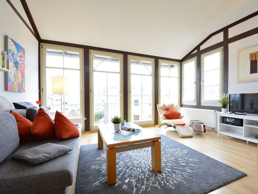 Der Wohnbereich mit Zugang zum Balkon