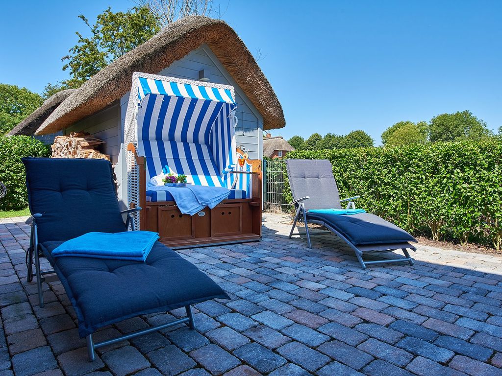 Rückwärtige Terrasse (mit schönem Blick über die angrenzende Wiese)