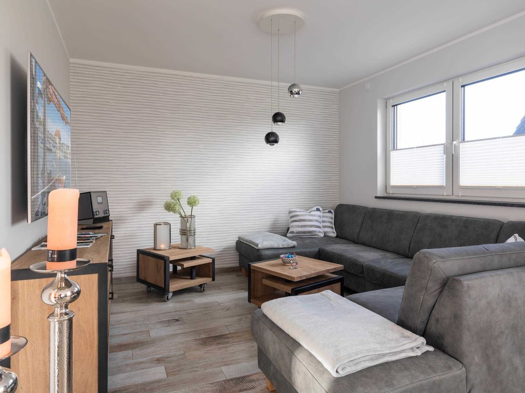 Das Ferienhaus Josefine im Ostseebad Karlshagen auf der Insel Usedom. Großzügiges Wohnzimmer mit Fernseher und großem Fenster.