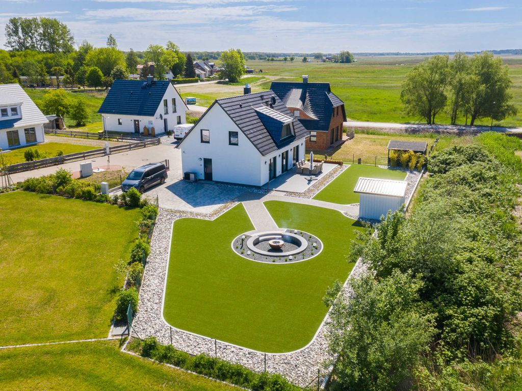Haus von oben mit Blick zu den Peenewiesen