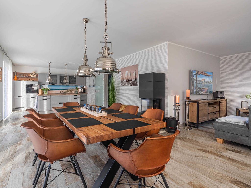 Das Ferienhaus Josefine im Ostseebad Karlshagen auf der Insel Usedom. Offener Wohn- und Essbereich mit Sitzgruppe, Esstisch und Küche.