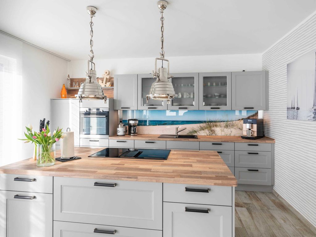 Das Ferienhaus Josefine im Ostseebad Karlshagen auf der Insel Usedom. Moderne Küche mit Küchenzeile und Küchengeräten, wie Backofen, Mikrowelle, Kühlschrank, Gefriermöglichkeit, 2 Kaffeemaschine, Wasserkocher und Geschirrspüler.





**10. Schlafzimmer**
Das Ferienhaus Josefine im Ostseebad Karlshagen auf der Insel Usedom. Schlafzimmer mit Doppelbett und 


**13. Badezimmer**
Das Ferienhaus Josefine im Ostseebad Karlshagen auf der Insel Usedom. Helles Badezimmer mit Dusche, Waschbecken und Spiegel.

**14. Badezimmer mit Waschbecken**
Das Ferienhaus Josefine im Ostseebad Karlshagen auf der Insel Usedom.