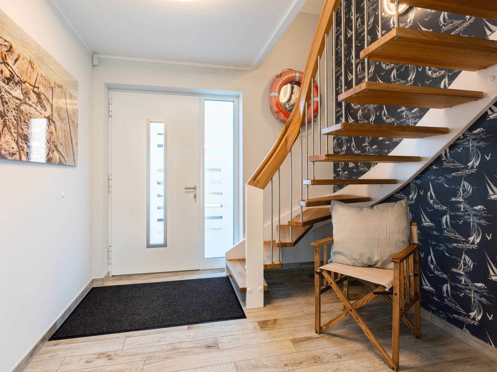 Das Ferienhaus Josefine im Ostseebad Karlshagen auf der Insel Usedom zeigt einen großen, hellen Eingangsbereich mit Treppe und Flur, der einen übersichtlichen Zugang zu den Räumen des Ferienhauses bietet.