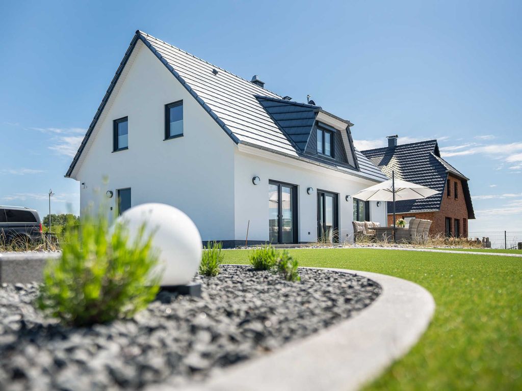 Das Ferienhaus Josefine im Ostseebad Karlshagen auf der Insel Usedom. Außenansicht des Ferienhauses mit Gartenbereich.