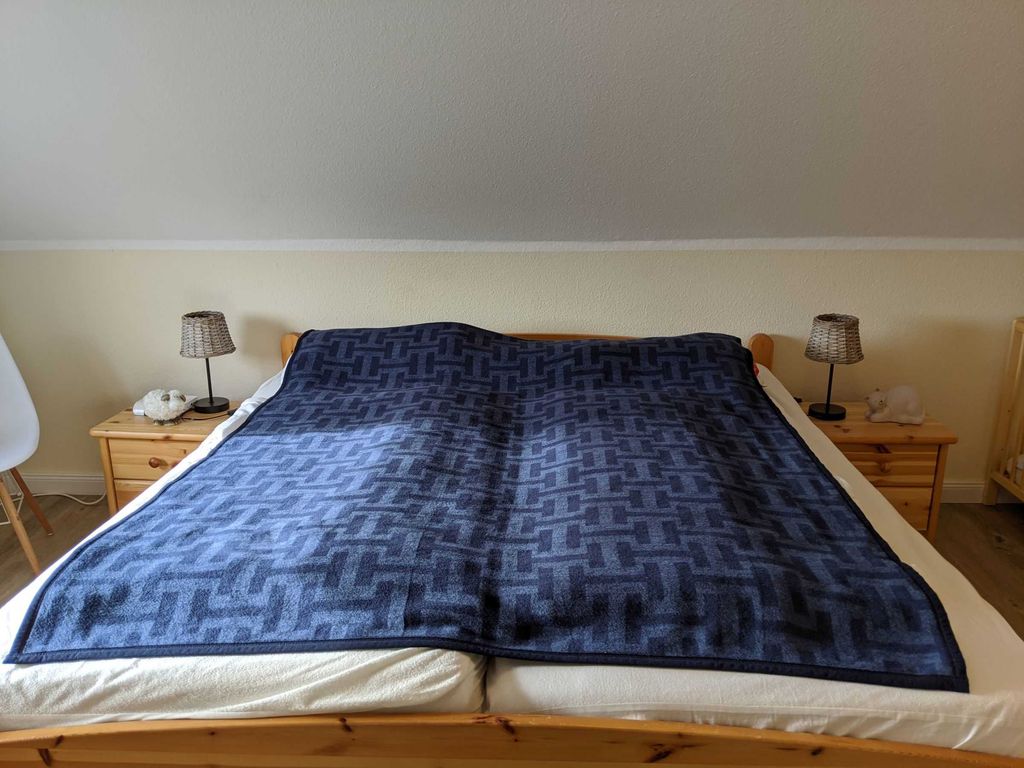 Schlafzimmer mit Doppelbett OG