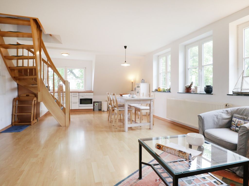 Strandblick - Blick vom Sofa auf den Essbereich und die Treppe zum Schlafzimmer